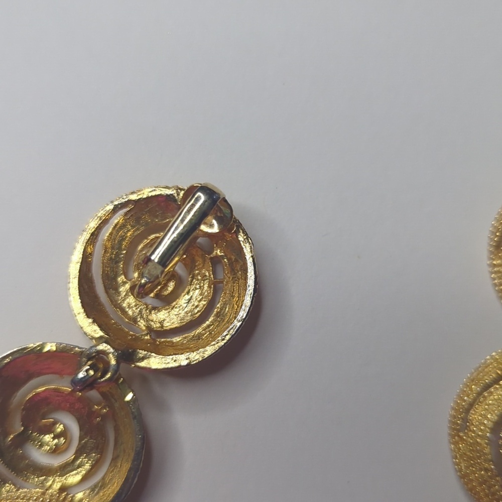 Vintage Elegant Gold Spiral Earrings - Picture 3 of 5
